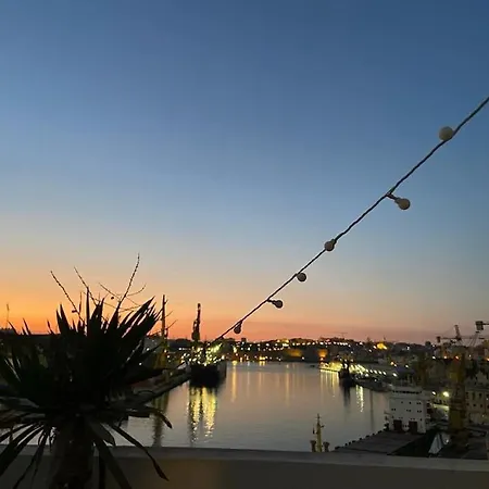 Modern Penthouse - Harbour Views * Cospicua